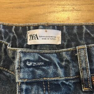 Zara Blue Straight Leg Jeans with Classic Denim Appeal